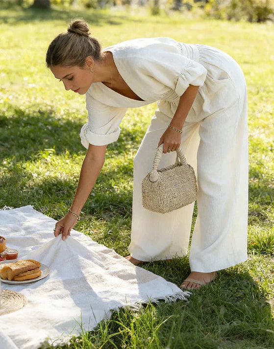 Dorothée | Combinaison pantalon blanche à col en V et ceinture drapée
