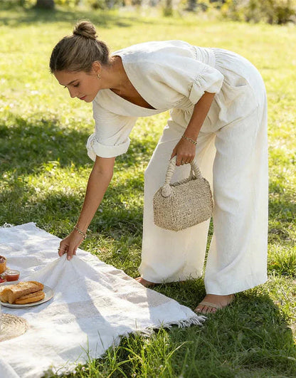 Dorothée | Combinaison pantalon blanche à col en V et ceinture drapée